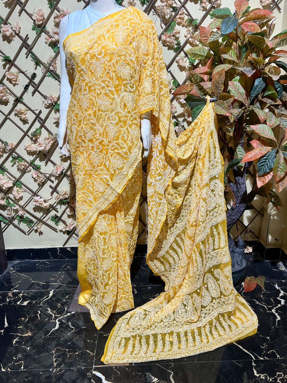 Beautiful jall Dar work with blouse 
Length 5.8 meters