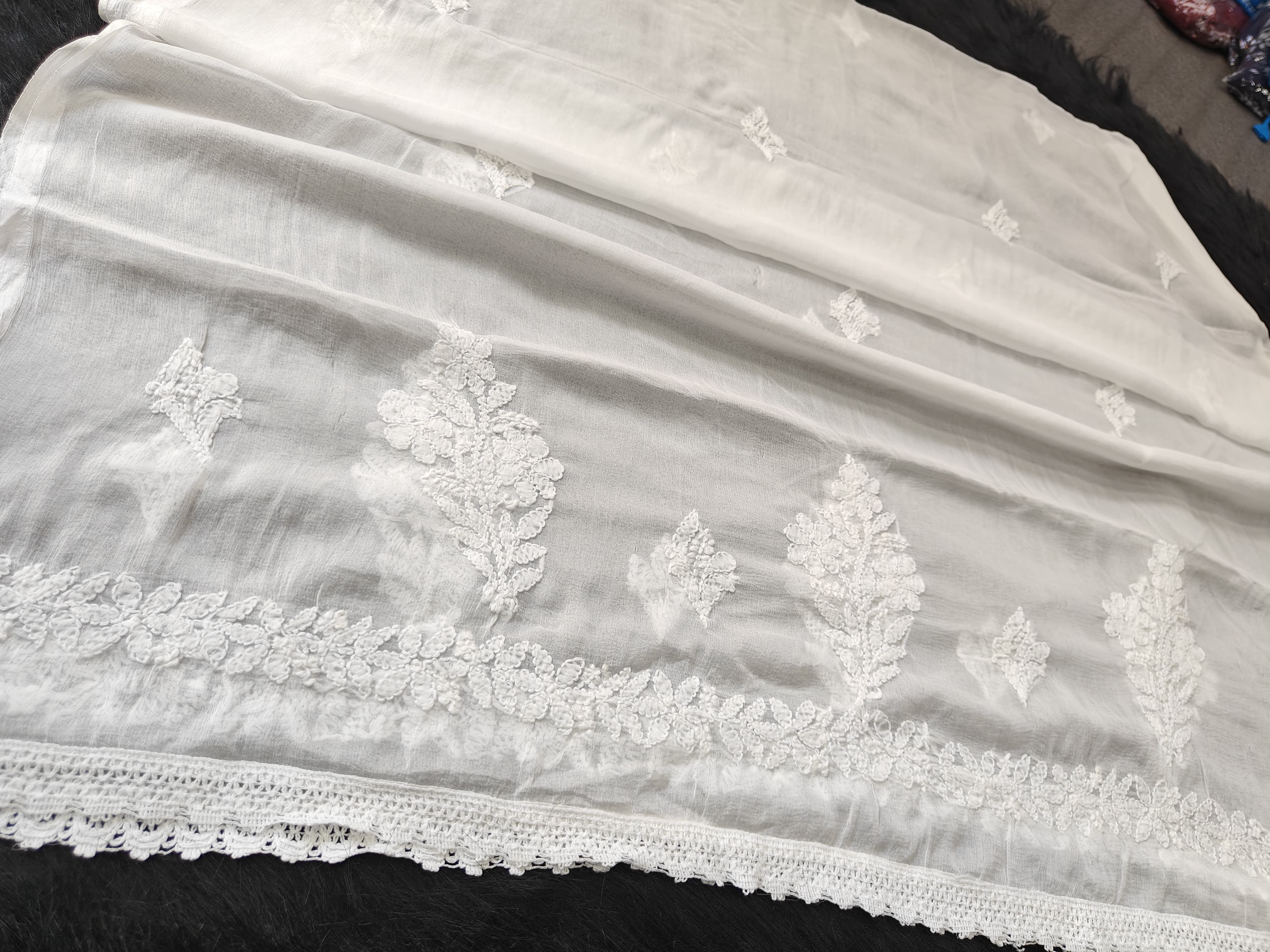 Chiffon dupa with border boota 
And chandi pattern
Along lace