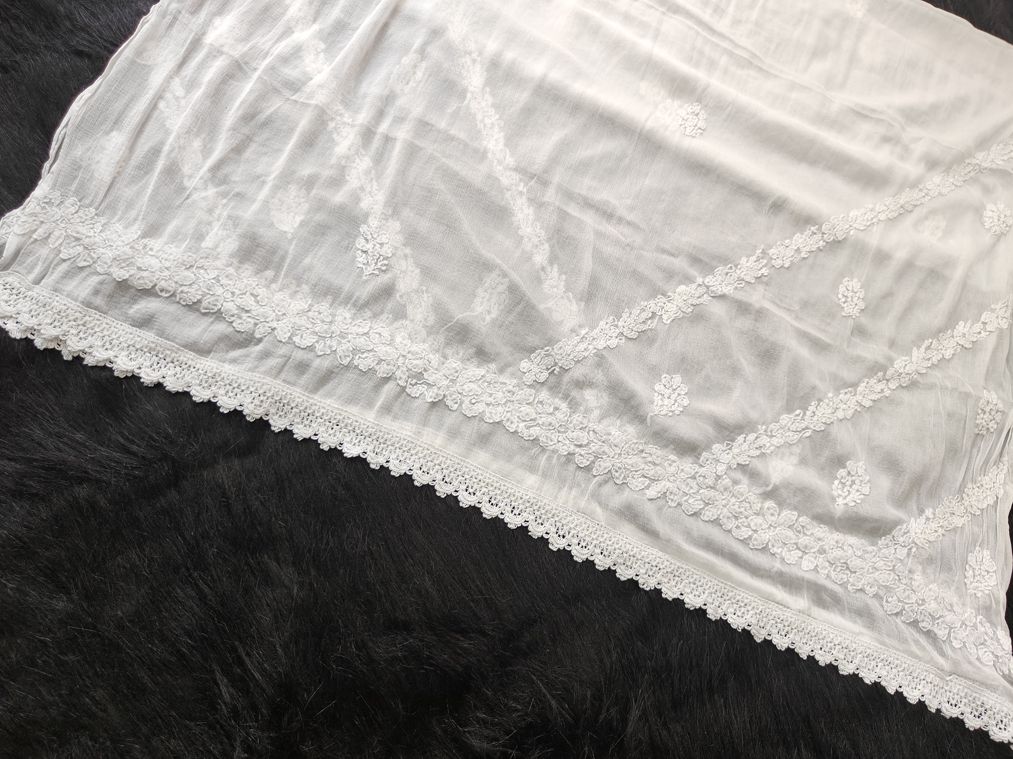 Chiffon dupa with border boota 
And chandi pattern
Along lace