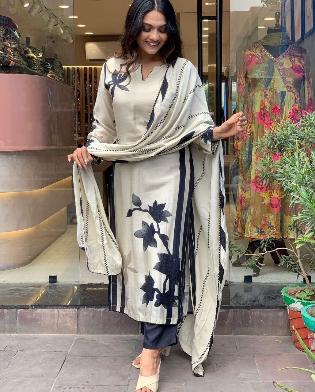 Featuring Fully Elegant Pure Muslin Suit Set Which is Beautifully Decorated With Beautiful Flower - chikankariofficial