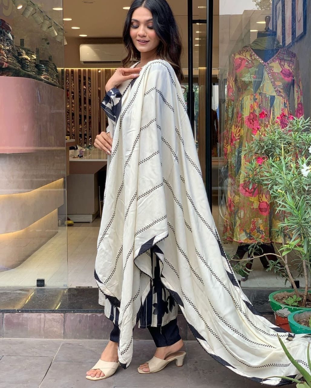 Featuring Fully Elegant Pure Muslin Suit Set Which is Beautifully Decorated With Beautiful Flower - chikankariofficial