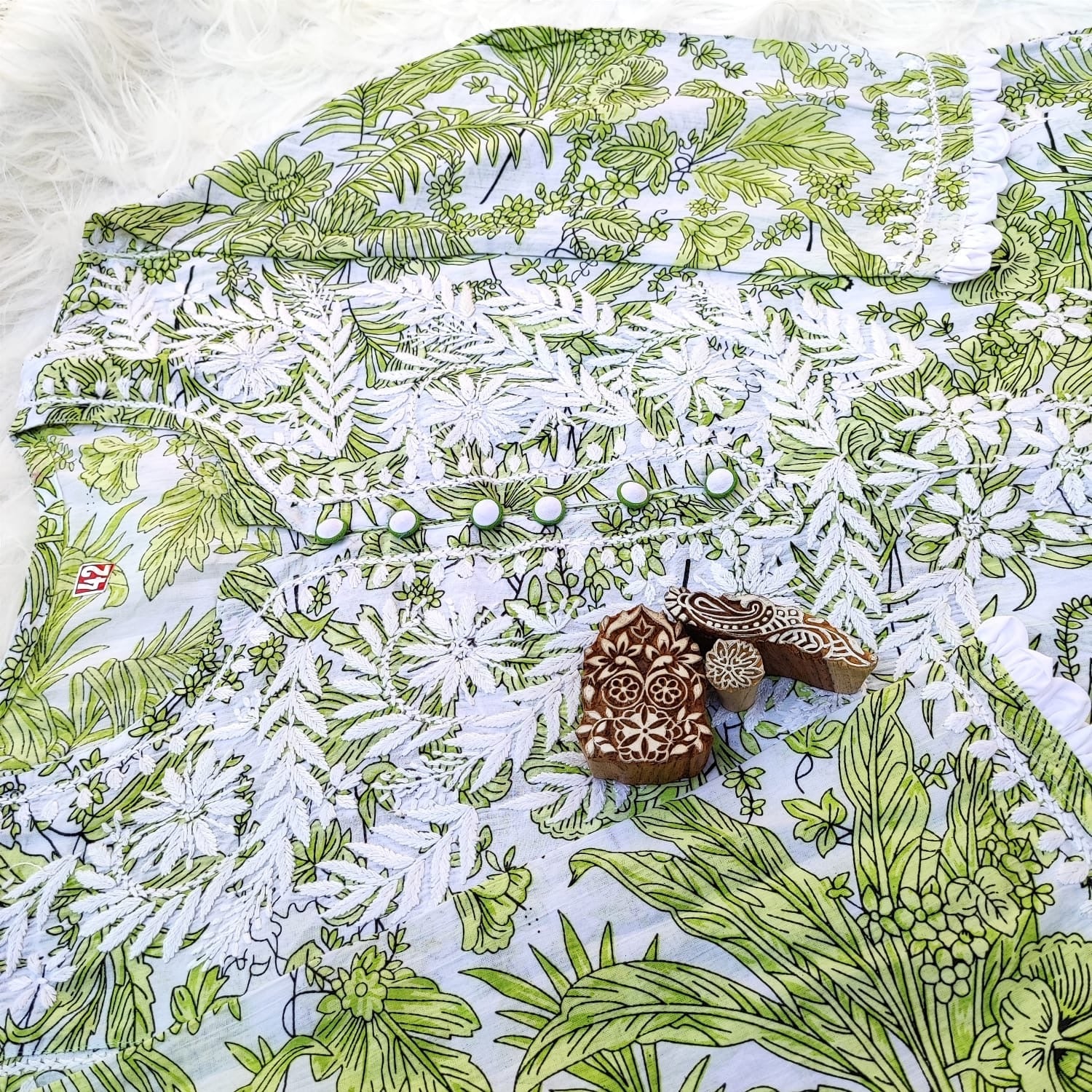 PIPING BUTTONS KURTI HAVING KANGOOREY ON DAAMAN & SLEEVES Mayuri Special - chikankariofficial