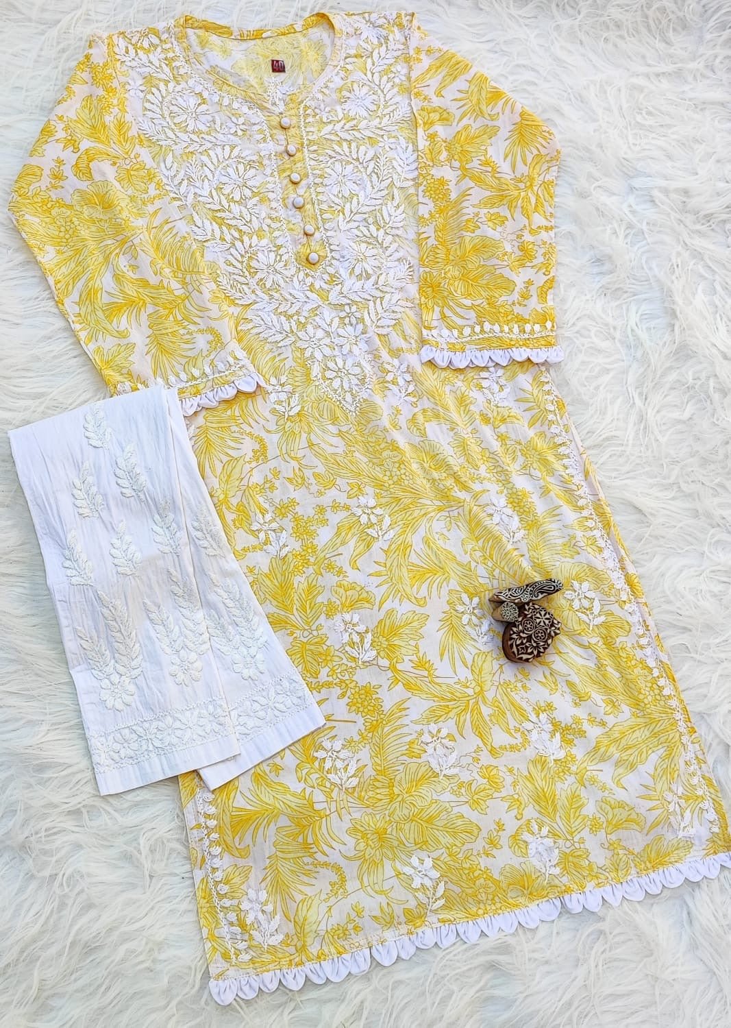 PIPING BUTTONS KURTI HAVING KANGOOREY ON DAAMAN & SLEEVES Mayuri Special - chikankariofficial