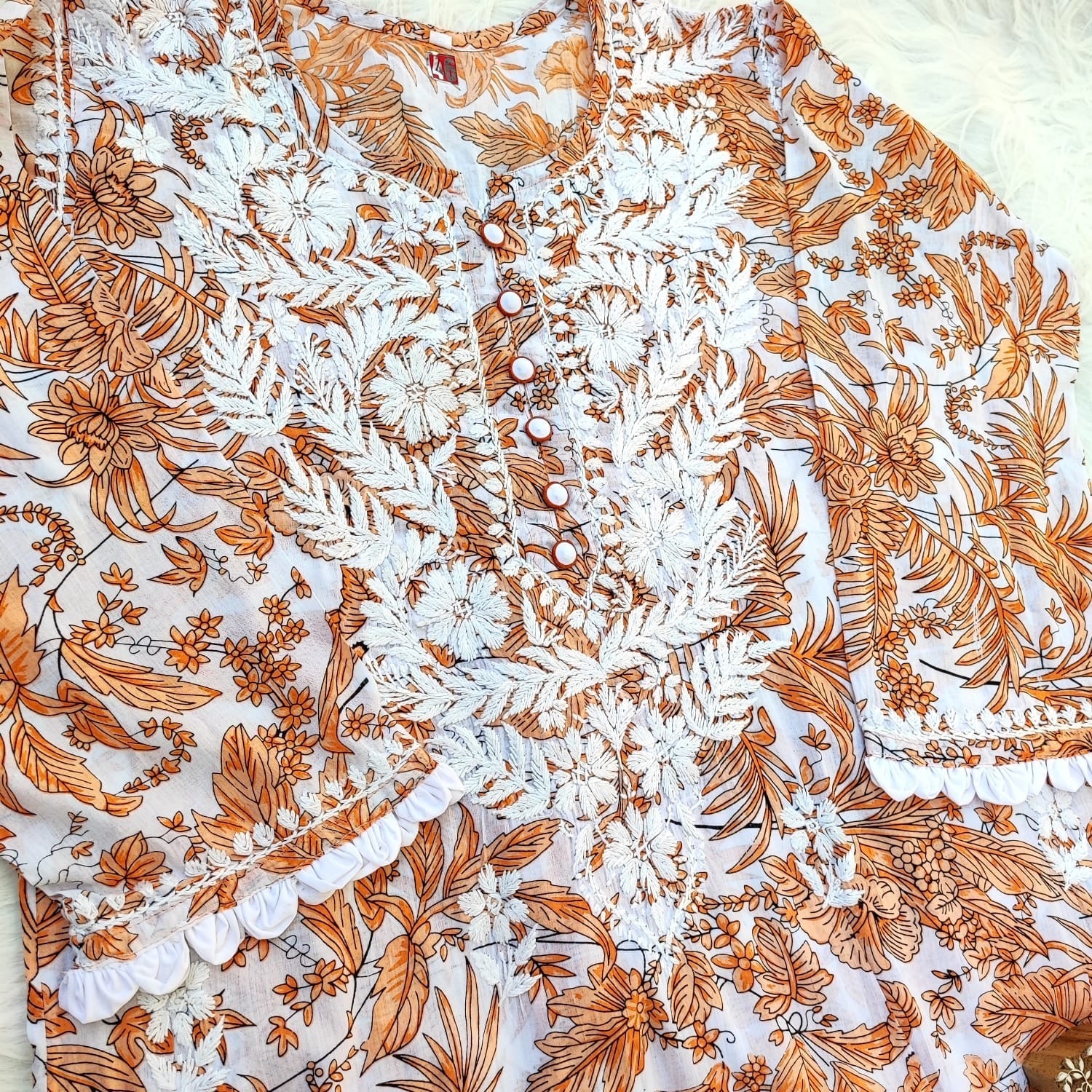 PIPING BUTTONS KURTI HAVING KANGOOREY ON DAAMAN & SLEEVES Mayuri Special - chikankariofficial