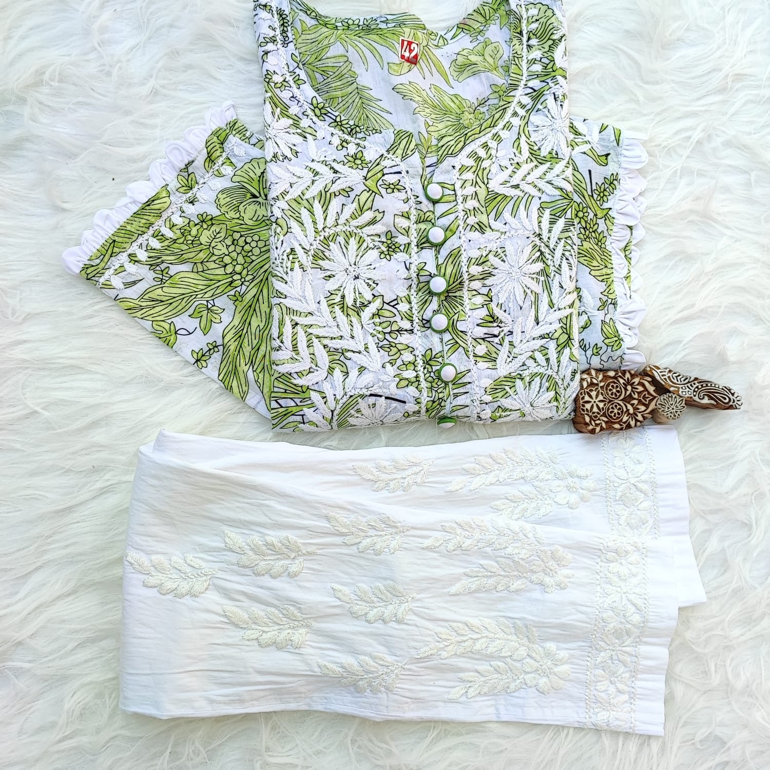 PIPING BUTTONS KURTI HAVING KANGOOREY ON DAAMAN & SLEEVES Mayuri Special - chikankariofficial