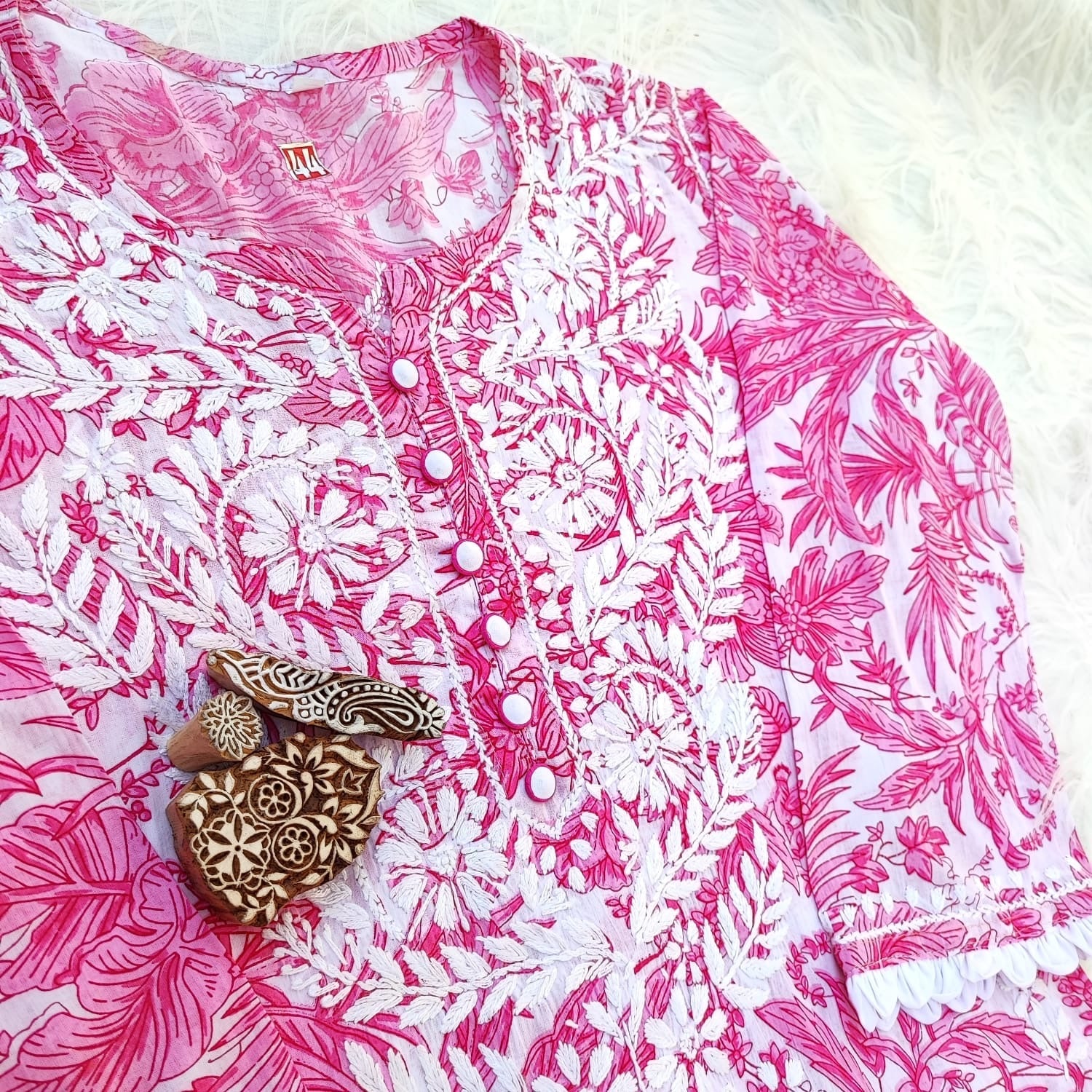 PIPING BUTTONS KURTI HAVING KANGOOREY ON DAAMAN & SLEEVES Mayuri Special - chikankariofficial