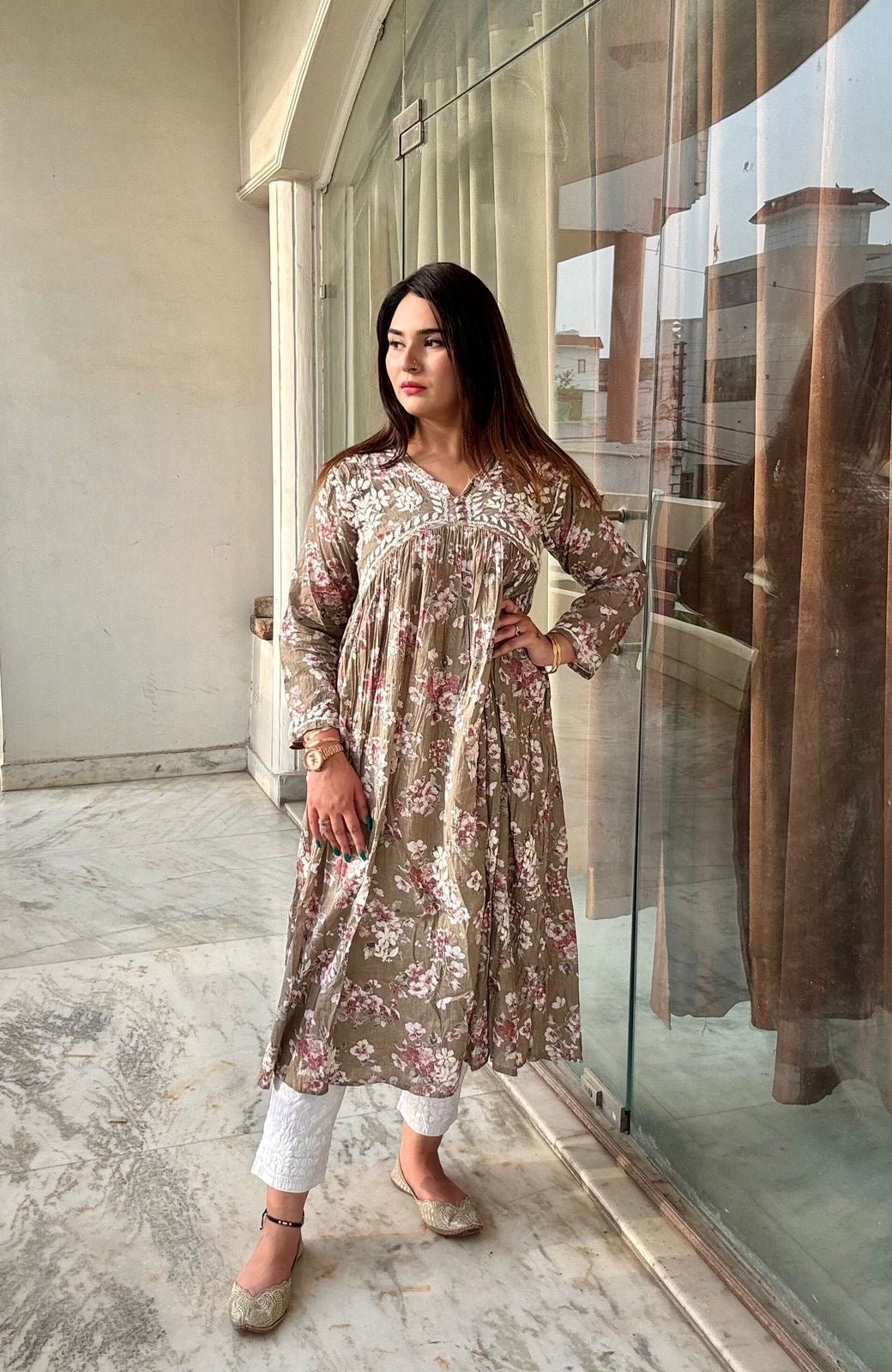 Super soft Mul aliya Gown - chikankariofficial