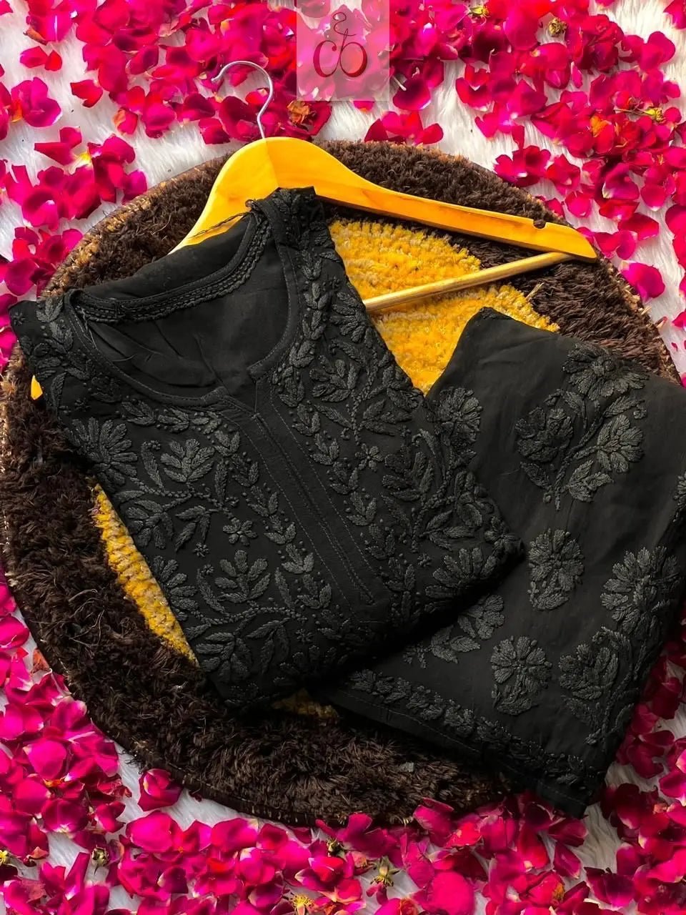 The Heart Of Lucknowi Chikankari 🫰🏻 - chikankariofficial