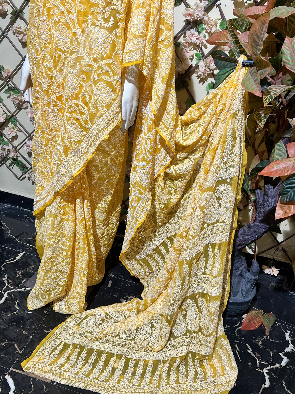 Beautiful jall Dar work with blouse 
Length 5.8 meters