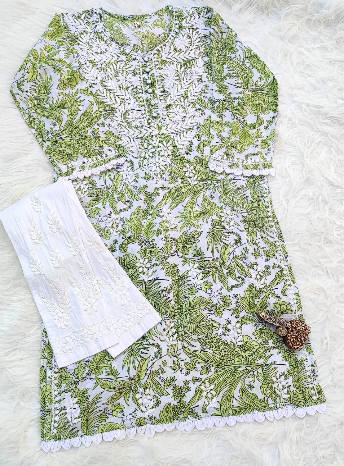 PIPING BUTTONS KURTI HAVING KANGOOREY ON DAAMAN & SLEEVES Mayuri Special - chikankariofficial